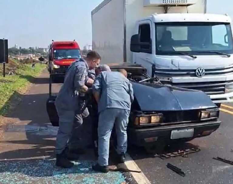 acidentados-abandonam-carro-com-placas-de-assis