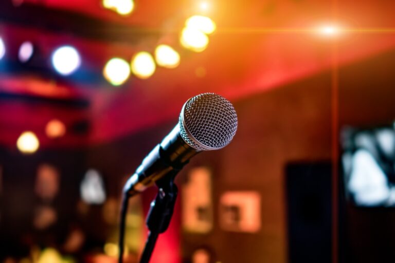domingueira-de-karaoke-agita-ourinhos-com-entrada-gratis,-premios-em-dinheiro-e-muita-diversao
